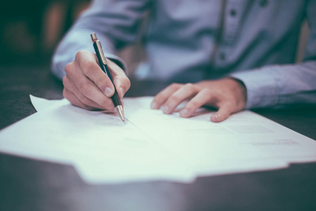Contrato de arrendamiento: cláusulas que debes revisar antes de firmar